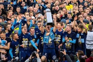 Djurgården lyfter pokalen medan de firar guldet i Allsvenskan 2019.